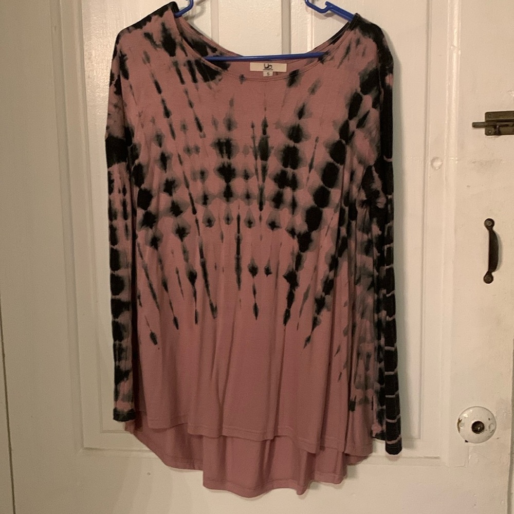 Women’s Fusha and Black Tie-Dye High-Low Shirt. Size small.